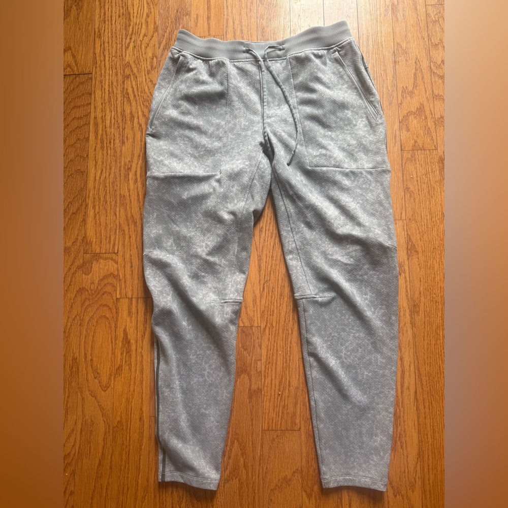 Lululemon Textured Tech Pant
Denim Wash Print White Rhino Grey Multi Size Large